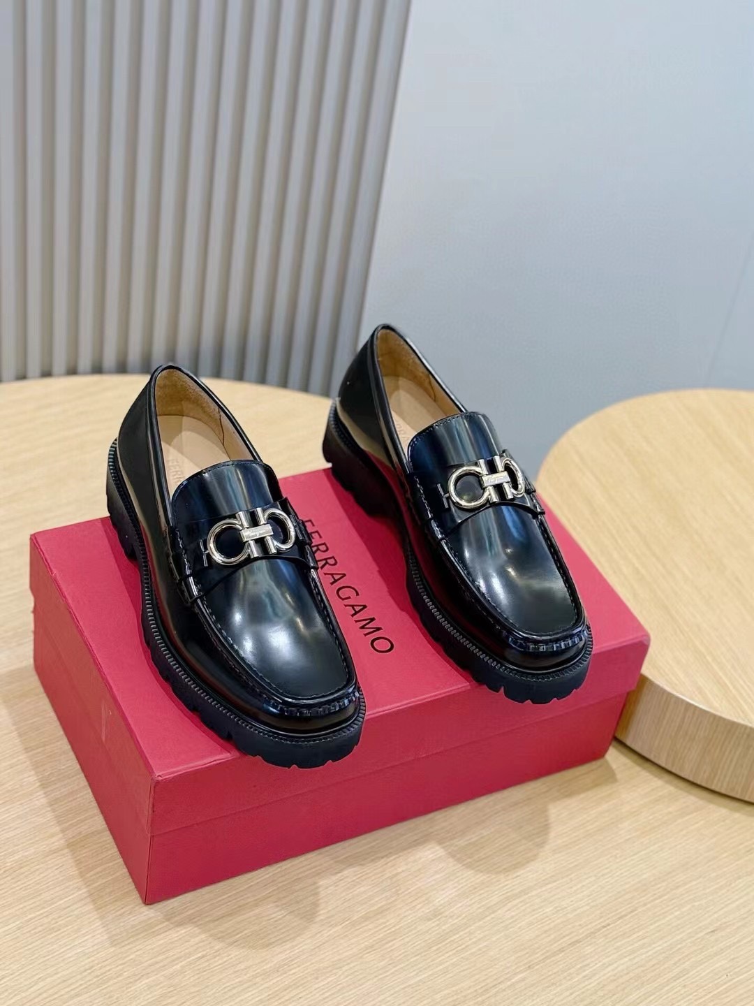 Ferragamo Men's Black Leather Loafers with Metal Buckle - Stylish and Comfortable 2 i1747586372 6284 5