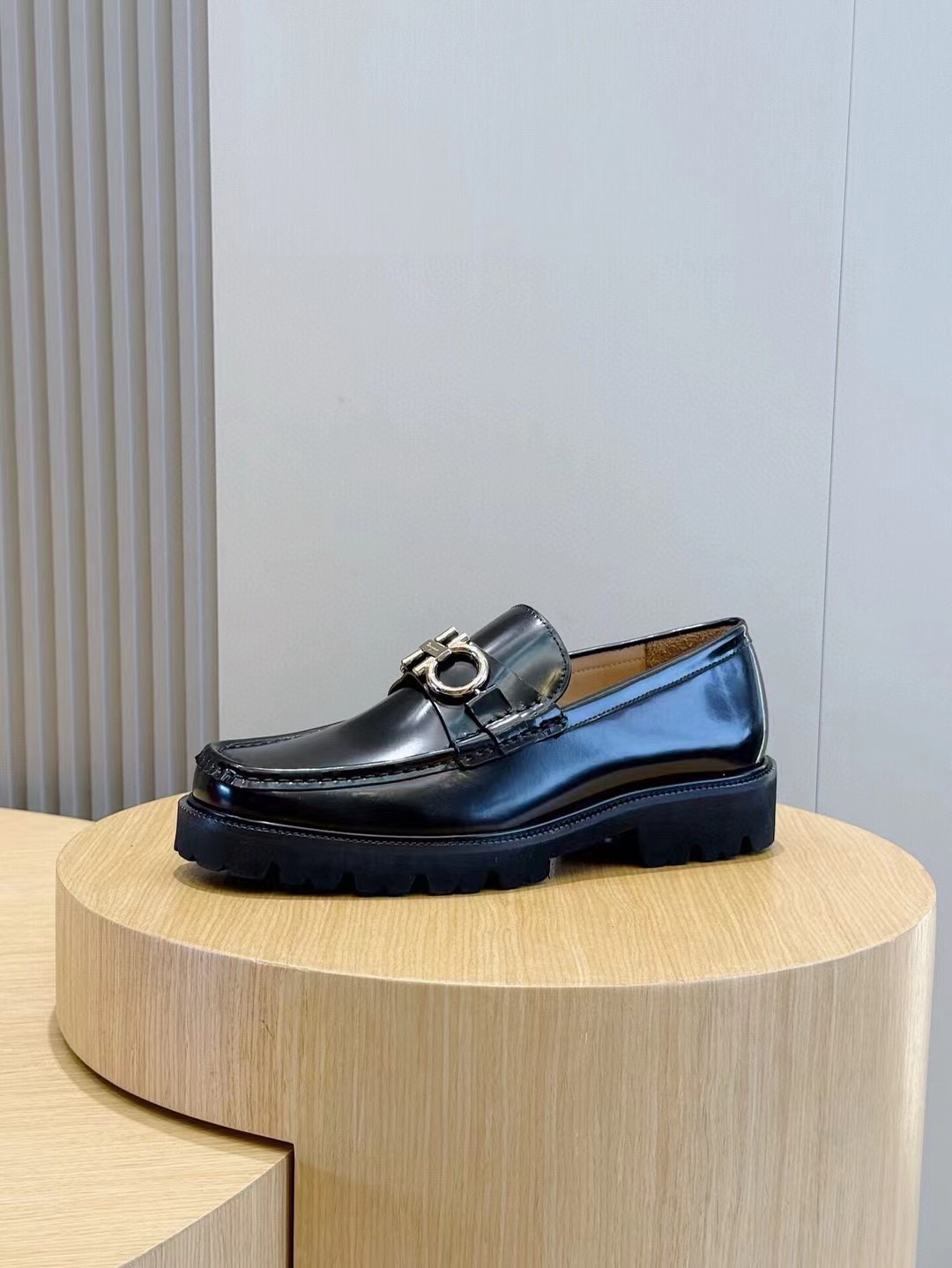 Ferragamo Men's Black Leather Loafers with Metal Buckle - Stylish and Comfortable 3 i1747586372 8515 6