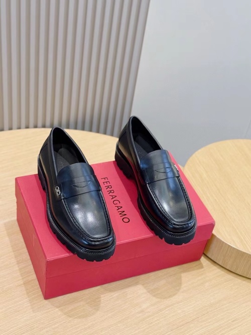 Ferragamo Men's Leather Derby Shoes - Lightweight, Stylish, and Wingtip Detail