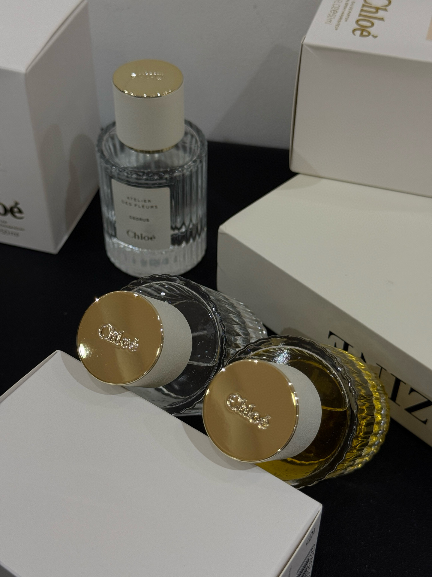 批139💰蔻𝐲𝐢仙境花园系列香水
▪️规格：50ml/瓶 

老公老婆身上的味道🌚整个娱乐圈都对它欲罢不能每一款香都让人印象深刻 公认好闻不踩雷 即使有再多香水 都不能轻易错过它
穿香在身 优雅如影随形 人手n瓶起囤☝🏻

▫️北国雪松
木质花香调
前调：小豆蔻、木质香
中调：苔藓
后调：檀香木、香根草

▫️ 深林雪松
木质花香调
前调：豆蔻 绿叶香调 佛手柑
中调：玫瑰 莎草
尾调：沙香根草 雪松 檀香木

▫️木兰诗语
阳光花香调
前调：青草 西柚
中调：黄玉兰
尾调：木兰 麝香

  