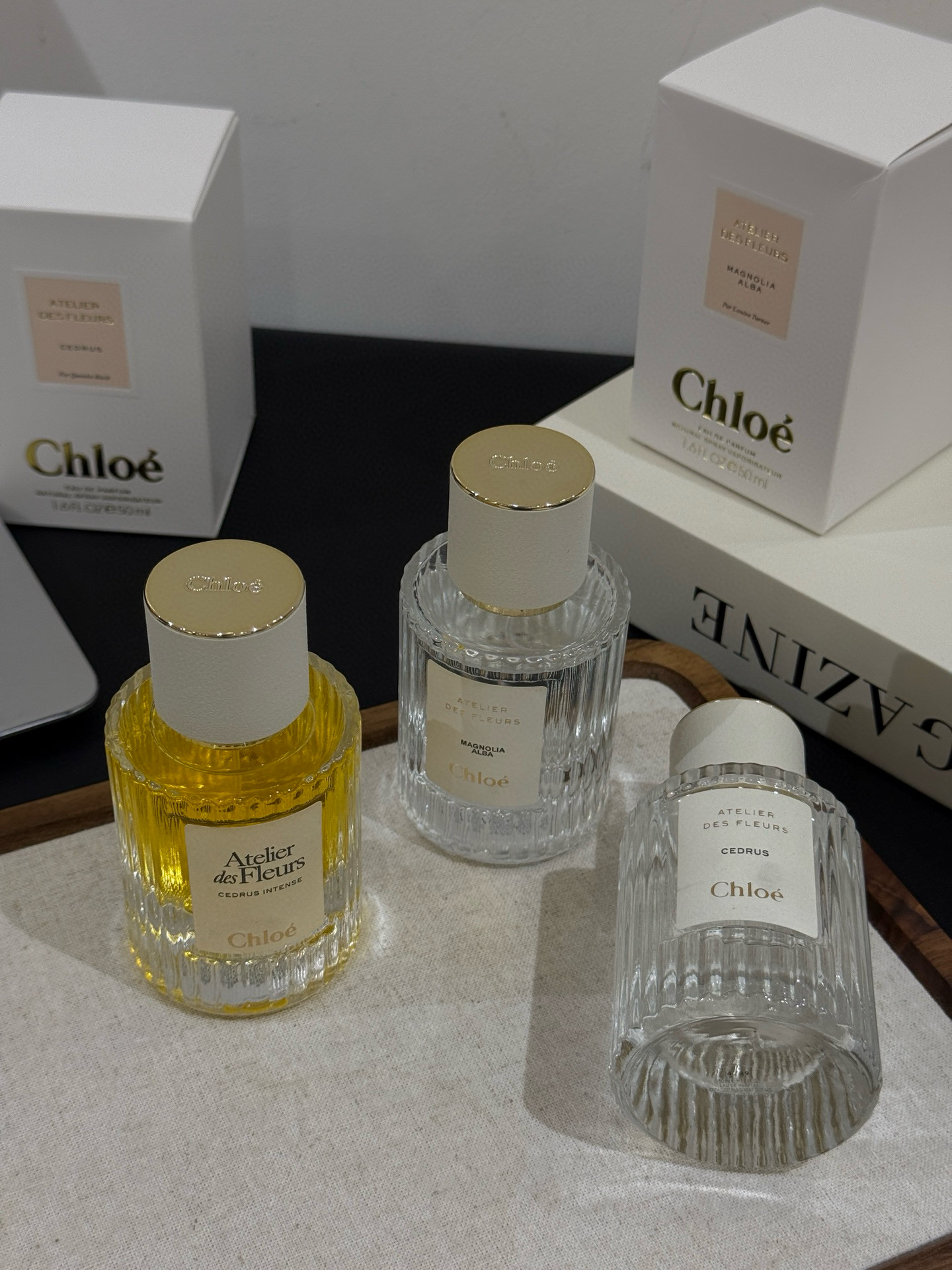 批139💰蔻𝐲𝐢仙境花园系列香水
▪️规格：50ml/瓶 

老公老婆身上的味道🌚整个娱乐圈都对它欲罢不能每一款香都让人印象深刻 公认好闻不踩雷 即使有再多香水 都不能轻易错过它
穿香在身 优雅如影随形 人手n瓶起囤☝🏻

▫️北国雪松
木质花香调
前调：小豆蔻、木质香
中调：苔藓
后调：檀香木、香根草

▫️ 深林雪松
木质花香调
前调：豆蔻 绿叶香调 佛手柑
中调：玫瑰 莎草
尾调：沙香根草 雪松 檀香木

▫️木兰诗语
阳光花香调
前调：青草 西柚
中调：黄玉兰
尾调：木兰 麝香

  