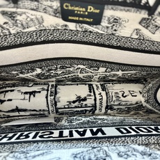 巴黎地图中号Book Tote 手袋由 Dior 女装创意总监玛丽亚·嘉茜娅·蔻丽 (Maria Gra 巴黎地图中号Book Tote 手袋由 Dior 女装创意总监玛丽亚·嘉茜娅·蔻丽 (Maria Gra