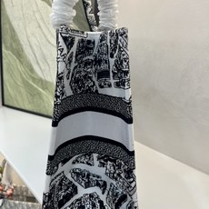 巴黎地图中号Book Tote 手袋由 Dior 女装创意总监玛丽亚·嘉茜娅·蔻丽 (Maria Gra 巴黎地图中号Book Tote 手袋由 Dior 女装创意总监玛丽亚·嘉茜娅·蔻丽 (Maria Gra