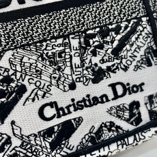 巴黎地图中号Book Tote 手袋由 Dior 女装创意总监玛丽亚·嘉茜娅·蔻丽 (Maria Gra 巴黎地图中号Book Tote 手袋由 Dior 女装创意总监玛丽亚·嘉茜娅·蔻丽 (Maria Gra
