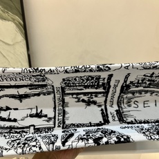 巴黎地图中号Book Tote 手袋由 Dior 女装创意总监玛丽亚·嘉茜娅·蔻丽 (Maria Gra 巴黎地图中号Book Tote 手袋由 Dior 女装创意总监玛丽亚·嘉茜娅·蔻丽 (Maria Gra