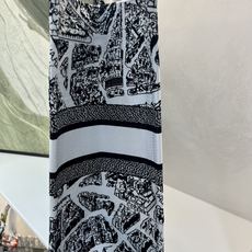 巴黎地图大号Book Tote 手袋由 Dior 女装创意总监玛丽亚·嘉茜娅·蔻丽 (Maria Gra 巴黎地图大号Book Tote 手袋由 Dior 女装创意总监玛丽亚·嘉茜娅·蔻丽 (Maria Gra