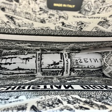 巴黎地图大号Book Tote 手袋由 Dior 女装创意总监玛丽亚·嘉茜娅·蔻丽 (Maria Gra 巴黎地图大号Book Tote 手袋由 Dior 女装创意总监玛丽亚·嘉茜娅·蔻丽 (Maria Gra
