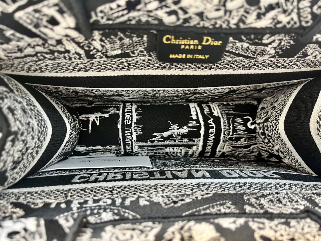 巴黎地图小号Book Tote 手袋由 Dior 女装创意总监玛丽亚·嘉茜娅·蔻丽 (Maria Gra
