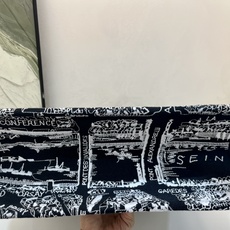 巴黎地图中号Book Tote 手袋由 Dior 女装创意总监玛丽亚·嘉茜娅·蔻丽 (Maria Gra 巴黎地图中号Book Tote 手袋由 Dior 女装创意总监玛丽亚·嘉茜娅·蔻丽 (Maria Gra