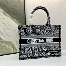 巴黎地图中号Book Tote 手袋由 Dior 女装创意总监玛丽亚·嘉茜娅·蔻丽 (Maria Gra 巴黎地图中号Book Tote 手袋由 Dior 女装创意总监玛丽亚·嘉茜娅·蔻丽 (Maria Gra