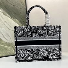 巴黎地图中号Book Tote 手袋由 Dior 女装创意总监玛丽亚·嘉茜娅·蔻丽 (Maria Gra 巴黎地图中号Book Tote 手袋由 Dior 女装创意总监玛丽亚·嘉茜娅·蔻丽 (Maria Gra