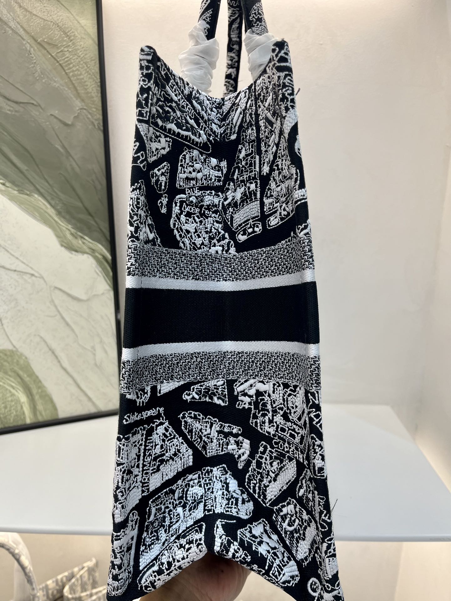 巴黎地图大号Book Tote 手袋由 Dior 女装创意总监玛丽亚·嘉茜娅·蔻丽 (Maria Gra