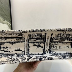 巴黎地图中号Book Tote 手袋由 Dior 女装创意总监玛丽亚·嘉茜娅·蔻丽 (Maria Gra 巴黎地图中号Book Tote 手袋由 Dior 女装创意总监玛丽亚·嘉茜娅·蔻丽 (Maria Gra