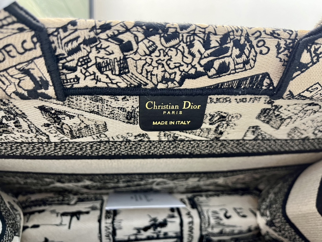 巴黎地图中号Book Tote 手袋由 Dior 女装创意总监玛丽亚·嘉茜娅·蔻丽 (Maria Gra 巴黎地图中号Book Tote 手袋由 Dior 女装创意总监玛丽亚·嘉茜娅·蔻丽 (Maria Gra