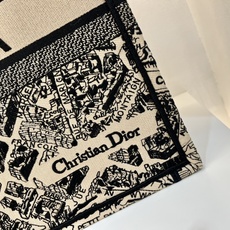 巴黎地图大号Book Tote 手袋由 Dior 女装创意总监玛丽亚·嘉茜娅·蔻丽 (Maria Gra 巴黎地图大号Book Tote 手袋由 Dior 女装创意总监玛丽亚·嘉茜娅·蔻丽 (Maria Gra