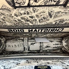 巴黎地图大号Book Tote 手袋由 Dior 女装创意总监玛丽亚·嘉茜娅·蔻丽 (Maria Gra 巴黎地图大号Book Tote 手袋由 Dior 女装创意总监玛丽亚·嘉茜娅·蔻丽 (Maria Gra