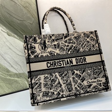 巴黎地图大号Book Tote 手袋由 Dior 女装创意总监玛丽亚·嘉茜娅·蔻丽 (Maria Gra 巴黎地图大号Book Tote 手袋由 Dior 女装创意总监玛丽亚·嘉茜娅·蔻丽 (Maria Gra