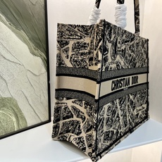 巴黎地图大号Book Tote 手袋由 Dior 女装创意总监玛丽亚·嘉茜娅·蔻丽 (Maria Gra 巴黎地图大号Book Tote 手袋由 Dior 女装创意总监玛丽亚·嘉茜娅·蔻丽 (Maria Gra