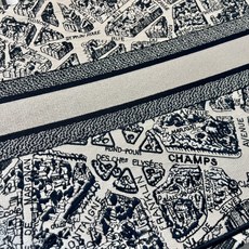 巴黎地图大号Book Tote 手袋由 Dior 女装创意总监玛丽亚·嘉茜娅·蔻丽 (Maria Gra 巴黎地图大号Book Tote 手袋由 Dior 女装创意总监玛丽亚·嘉茜娅·蔻丽 (Maria Gra