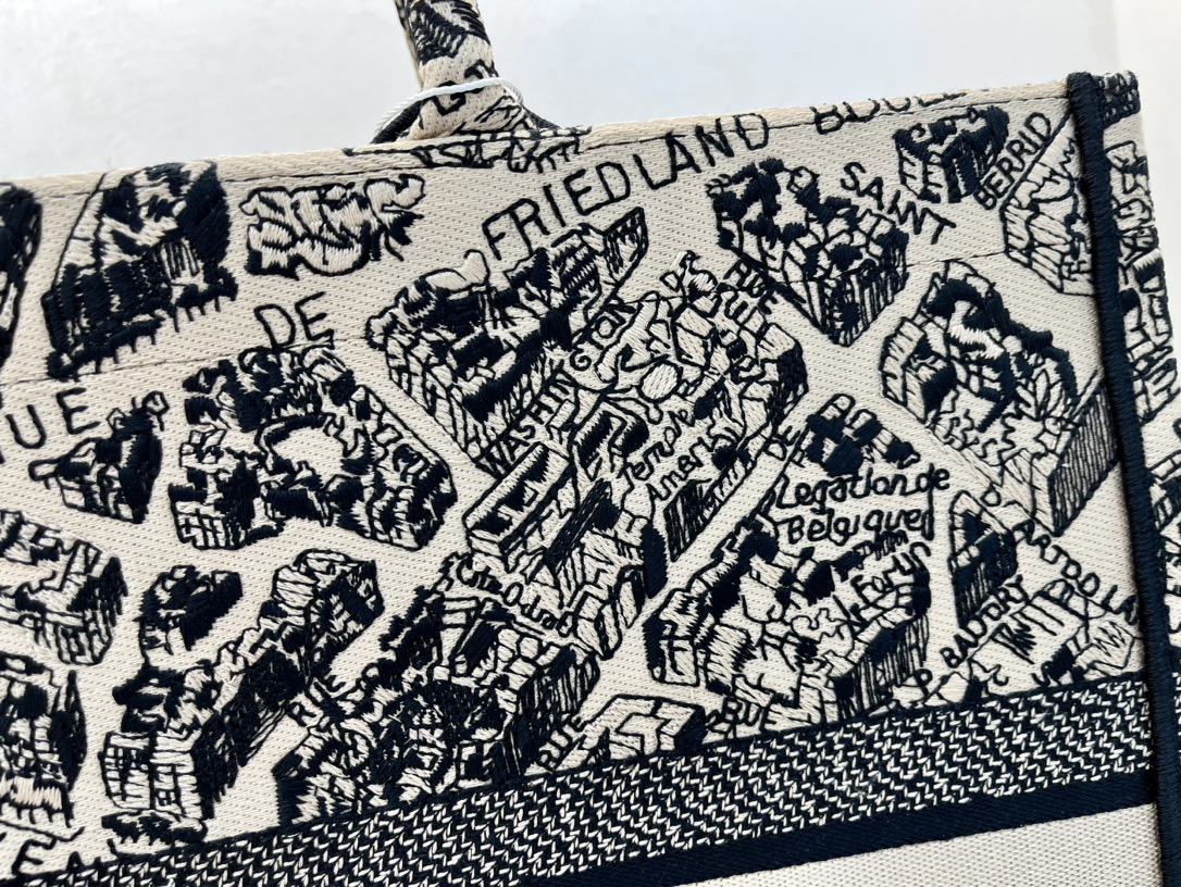 巴黎地图大号Book Tote 手袋由 Dior 女装创意总监玛丽亚·嘉茜娅·蔻丽 (Maria Gra 巴黎地图大号Book Tote 手袋由 Dior 女装创意总监玛丽亚·嘉茜娅·蔻丽 (Maria Gra