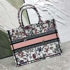 繁花蜻蜓中号Book Tote 手袋由 Dior 女装创意总监玛丽亚·嘉茜娅·蔻丽 (Maria Gra 繁花蜻蜓中号Book Tote 手袋由 Dior 女装创意总监玛丽亚·嘉茜娅·蔻丽 (Maria Gra