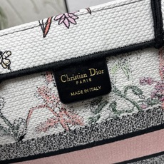 繁花蜻蜓中号Book Tote 手袋由 Dior 女装创意总监玛丽亚·嘉茜娅·蔻丽 (Maria Gra 繁花蜻蜓中号Book Tote 手袋由 Dior 女装创意总监玛丽亚·嘉茜娅·蔻丽 (Maria Gra