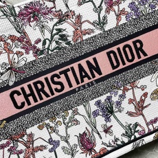 繁花蜻蜓中号Book Tote 手袋由 Dior 女装创意总监玛丽亚·嘉茜娅·蔻丽 (Maria Gra 繁花蜻蜓中号Book Tote 手袋由 Dior 女装创意总监玛丽亚·嘉茜娅·蔻丽 (Maria Gra