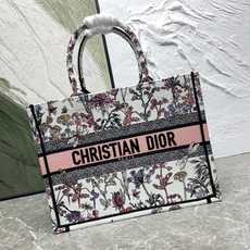 繁花蜻蜓中号Book Tote 手袋由 Dior 女装创意总监玛丽亚·嘉茜娅·蔻丽 (Maria Gra 繁花蜻蜓中号Book Tote 手袋由 Dior 女装创意总监玛丽亚·嘉茜娅·蔻丽 (Maria Gra
