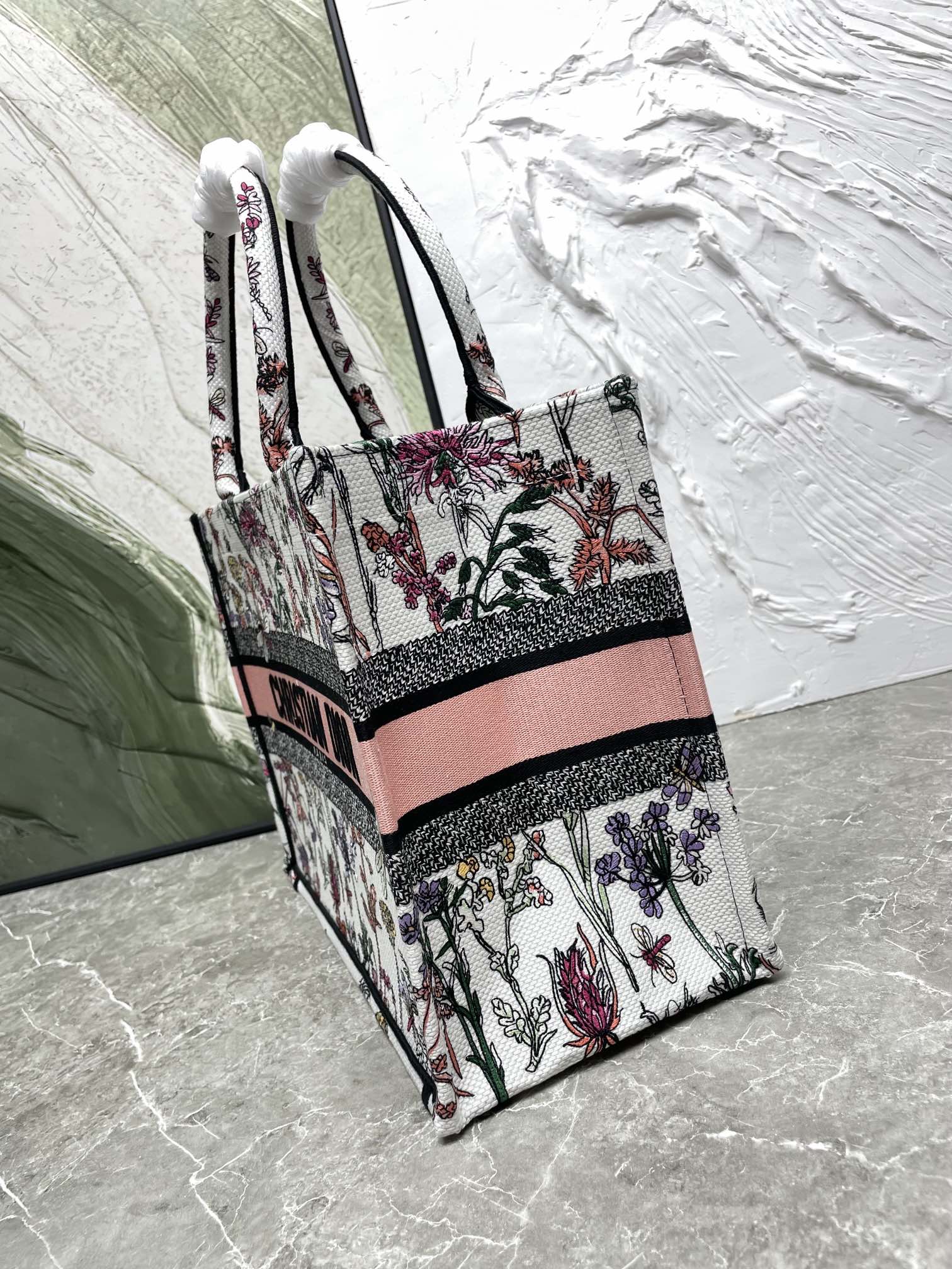繁花蜻蜓中号Book Tote 手袋由 Dior 女装创意总监玛丽亚·嘉茜娅·蔻丽 (Maria Gra 繁花蜻蜓中号Book Tote 手袋由 Dior 女装创意总监玛丽亚·嘉茜娅·蔻丽 (Maria Gra