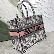 繁花蜻蜓中号Book Tote 手袋由 Dior 女装创意总监玛丽亚·嘉茜娅·蔻丽 (Maria Gra 繁花蜻蜓中号Book Tote 手袋由 Dior 女装创意总监玛丽亚·嘉茜娅·蔻丽 (Maria Gra