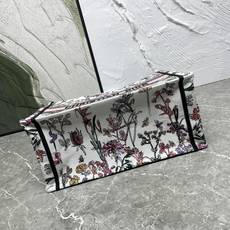 繁花蜻蜓中号Book Tote 手袋由 Dior 女装创意总监玛丽亚·嘉茜娅·蔻丽 (Maria Gra 繁花蜻蜓中号Book Tote 手袋由 Dior 女装创意总监玛丽亚·嘉茜娅·蔻丽 (Maria Gra