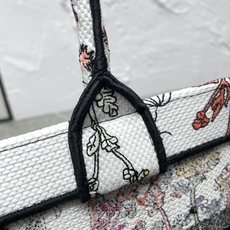 繁花蜻蜓中号Book Tote 手袋由 Dior 女装创意总监玛丽亚·嘉茜娅·蔻丽 (Maria Gra 繁花蜻蜓中号Book Tote 手袋由 Dior 女装创意总监玛丽亚·嘉茜娅·蔻丽 (Maria Gra