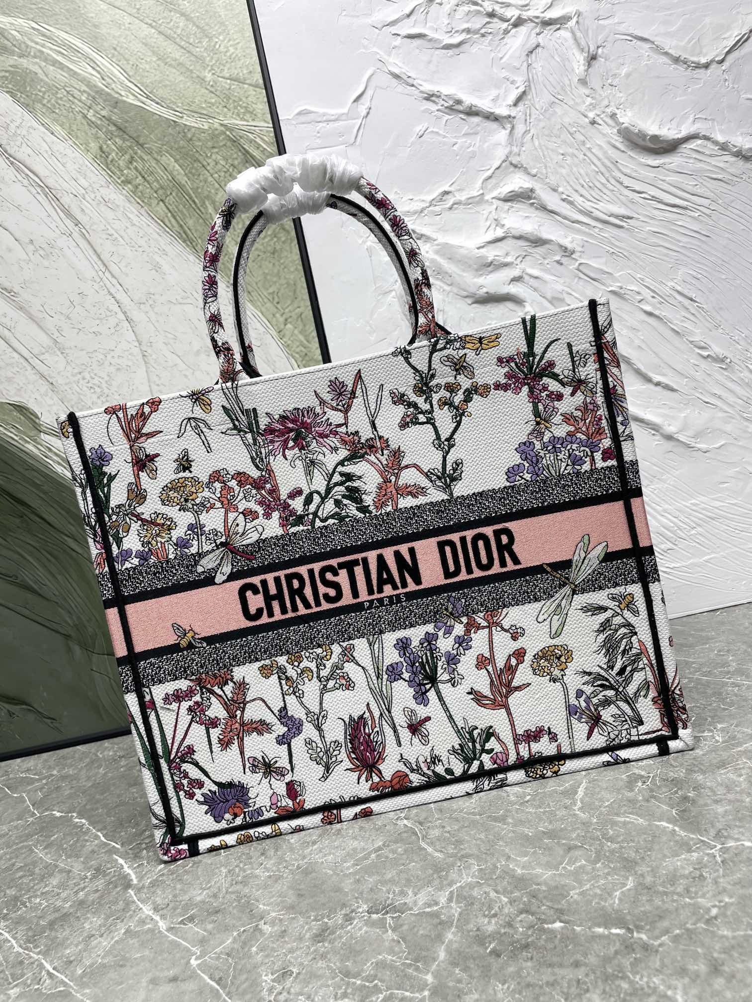 ديور Dior Book Tote حقيبة حقيبة يد حقيبة توتا أسود . أبيض مطرز