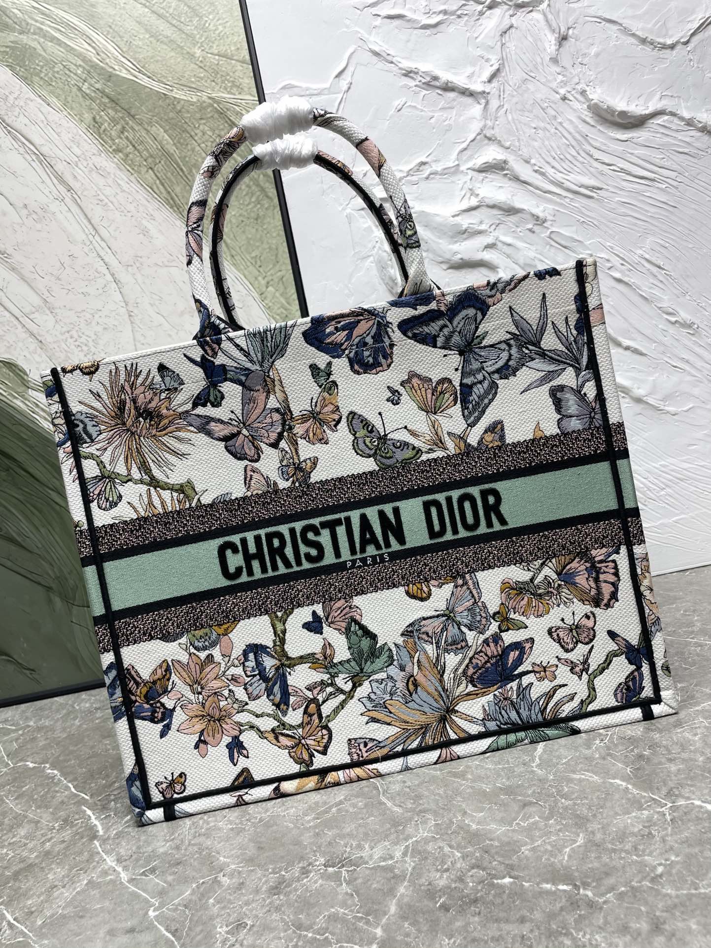 ديور Dior Book Tote حقيبة حقيبة يد حقيبة توتا أسود . بلو ا > ? غرين أبيض مطرز