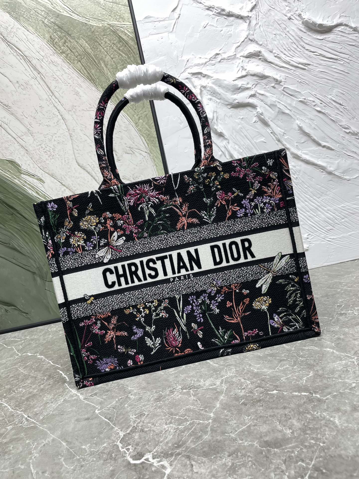 ديور Dior Book Tote حقيبة حقيبة يد حقيبة توتا أعلى درجة
 أسود . أبيض مطرز