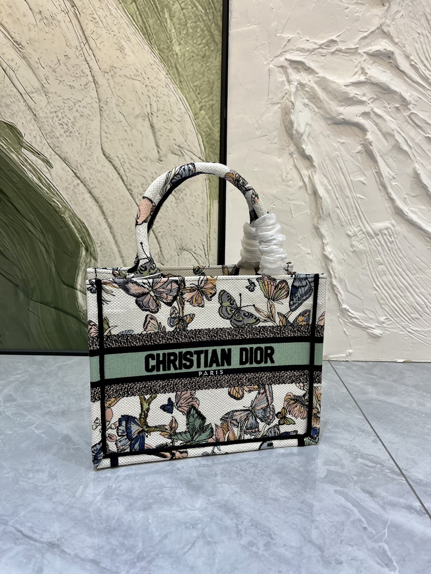 织带蝴蝶小号Book Tote 手袋由 Dior 女装创意总监玛丽亚·嘉茜娅·蔻丽 (Maria Gra