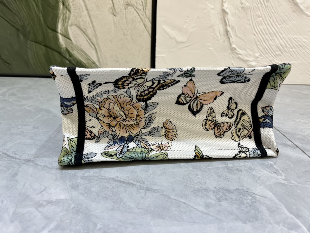 织带蝴蝶小号Book Tote 手袋由 Dior 女装创意总监玛丽亚·嘉茜娅·蔻丽 (Maria Gra