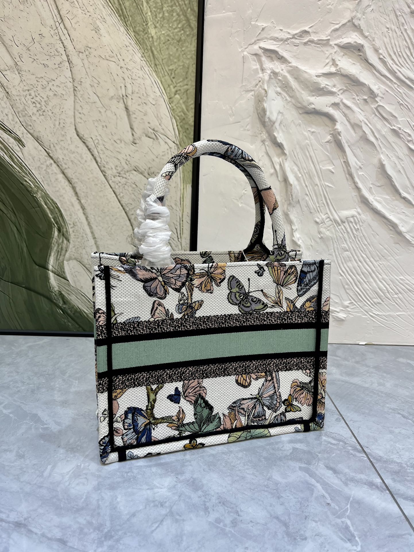 织带蝴蝶小号Book Tote 手袋由 Dior 女装创意总监玛丽亚·嘉茜娅·蔻丽 (Maria Gra