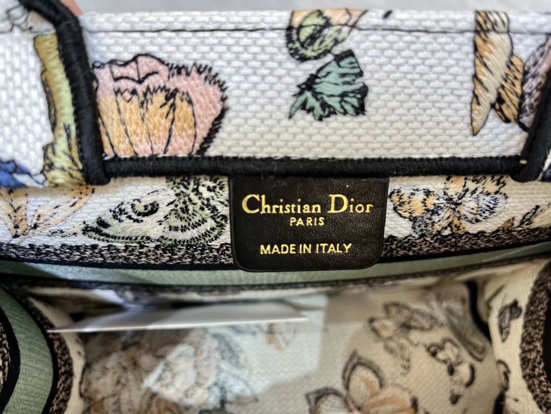 织带蝴蝶小号Book Tote 手袋由 Dior 女装创意总监玛丽亚·嘉茜娅·蔻丽 (Maria Gra