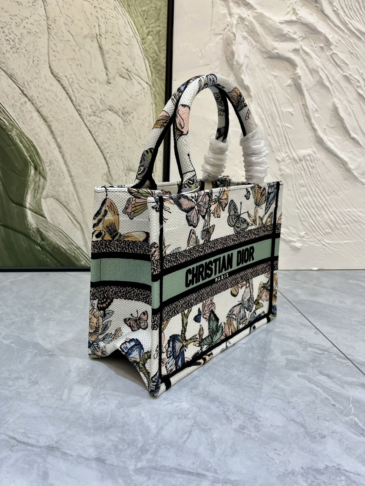 织带蝴蝶小号Book Tote 手袋由 Dior 女装创意总监玛丽亚·嘉茜娅·蔻丽 (Maria Gra