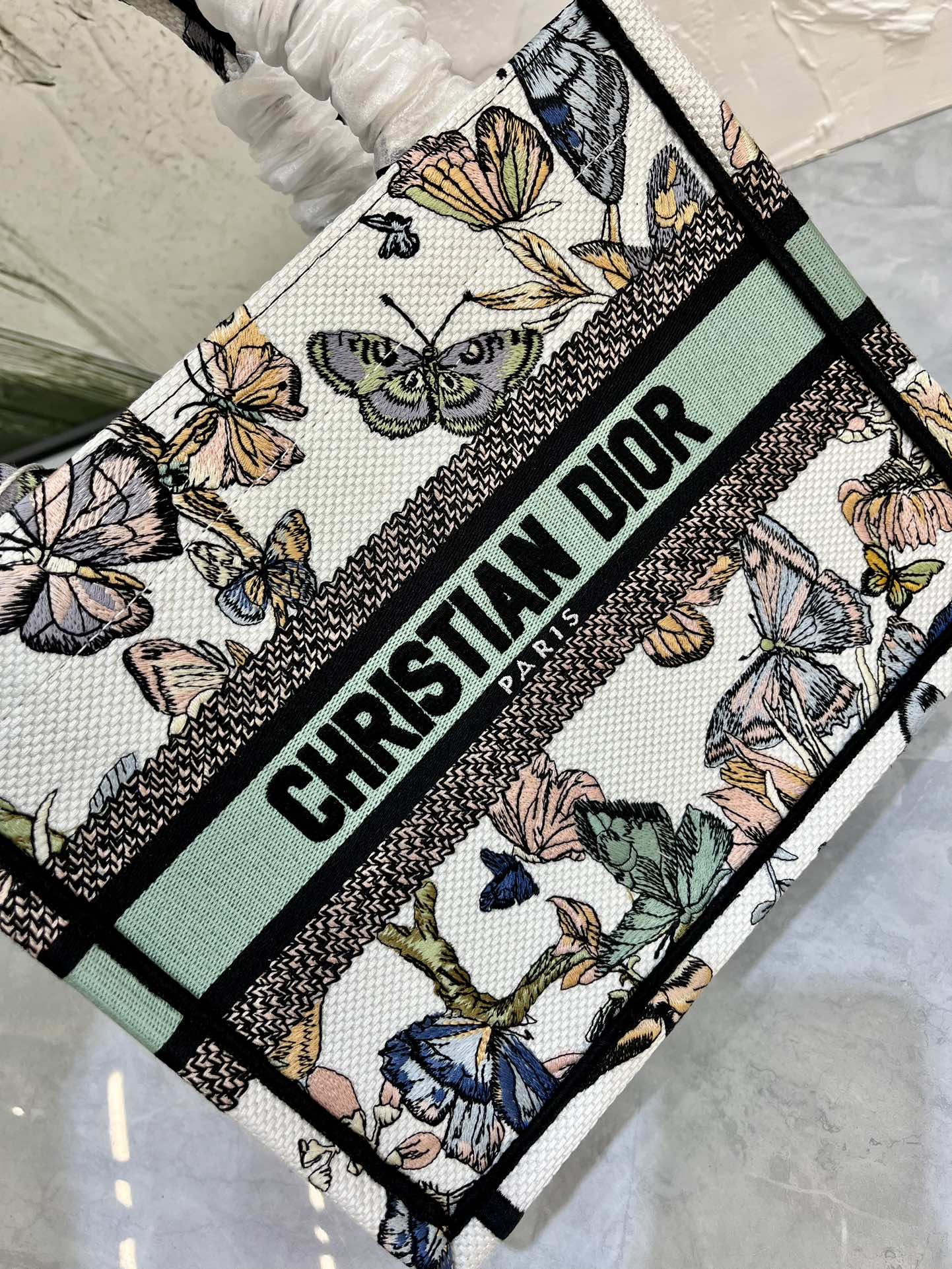 织带蝴蝶小号Book Tote 手袋由 Dior 女装创意总监玛丽亚·嘉茜娅·蔻丽 (Maria Gra