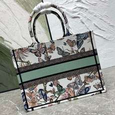 织带蝴蝶中号Book Tote 手袋由 Dior 女装创意总监玛丽亚·嘉茜娅·蔻丽 (Maria Gra 织带蝴蝶中号Book Tote 手袋由 Dior 女装创意总监玛丽亚·嘉茜娅·蔻丽 (Maria Gra