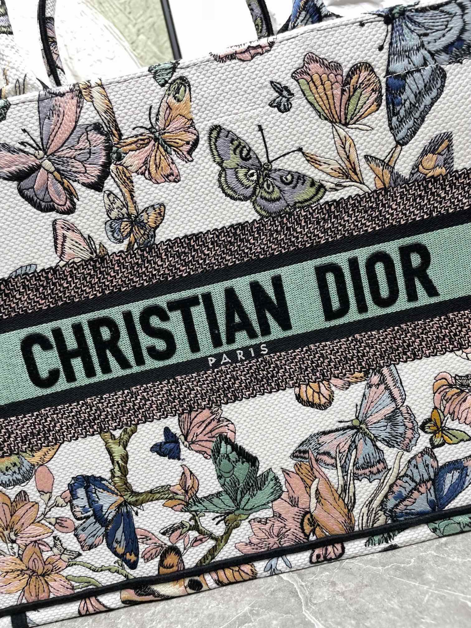 织带蝴蝶中号Book Tote 手袋由 Dior 女装创意总监玛丽亚·嘉茜娅·蔻丽 (Maria Gra 织带蝴蝶中号Book Tote 手袋由 Dior 女装创意总监玛丽亚·嘉茜娅·蔻丽 (Maria Gra