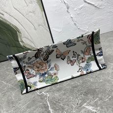 织带蝴蝶中号Book Tote 手袋由 Dior 女装创意总监玛丽亚·嘉茜娅·蔻丽 (Maria Gra 织带蝴蝶中号Book Tote 手袋由 Dior 女装创意总监玛丽亚·嘉茜娅·蔻丽 (Maria Gra