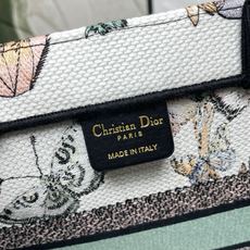 织带蝴蝶中号Book Tote 手袋由 Dior 女装创意总监玛丽亚·嘉茜娅·蔻丽 (Maria Gra 织带蝴蝶中号Book Tote 手袋由 Dior 女装创意总监玛丽亚·嘉茜娅·蔻丽 (Maria Gra
