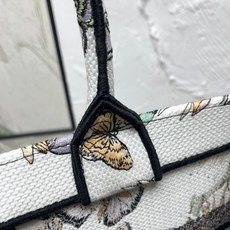 织带蝴蝶中号Book Tote 手袋由 Dior 女装创意总监玛丽亚·嘉茜娅·蔻丽 (Maria Gra 织带蝴蝶中号Book Tote 手袋由 Dior 女装创意总监玛丽亚·嘉茜娅·蔻丽 (Maria Gra