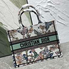 织带蝴蝶中号Book Tote 手袋由 Dior 女装创意总监玛丽亚·嘉茜娅·蔻丽 (Maria Gra 织带蝴蝶中号Book Tote 手袋由 Dior 女装创意总监玛丽亚·嘉茜娅·蔻丽 (Maria Gra