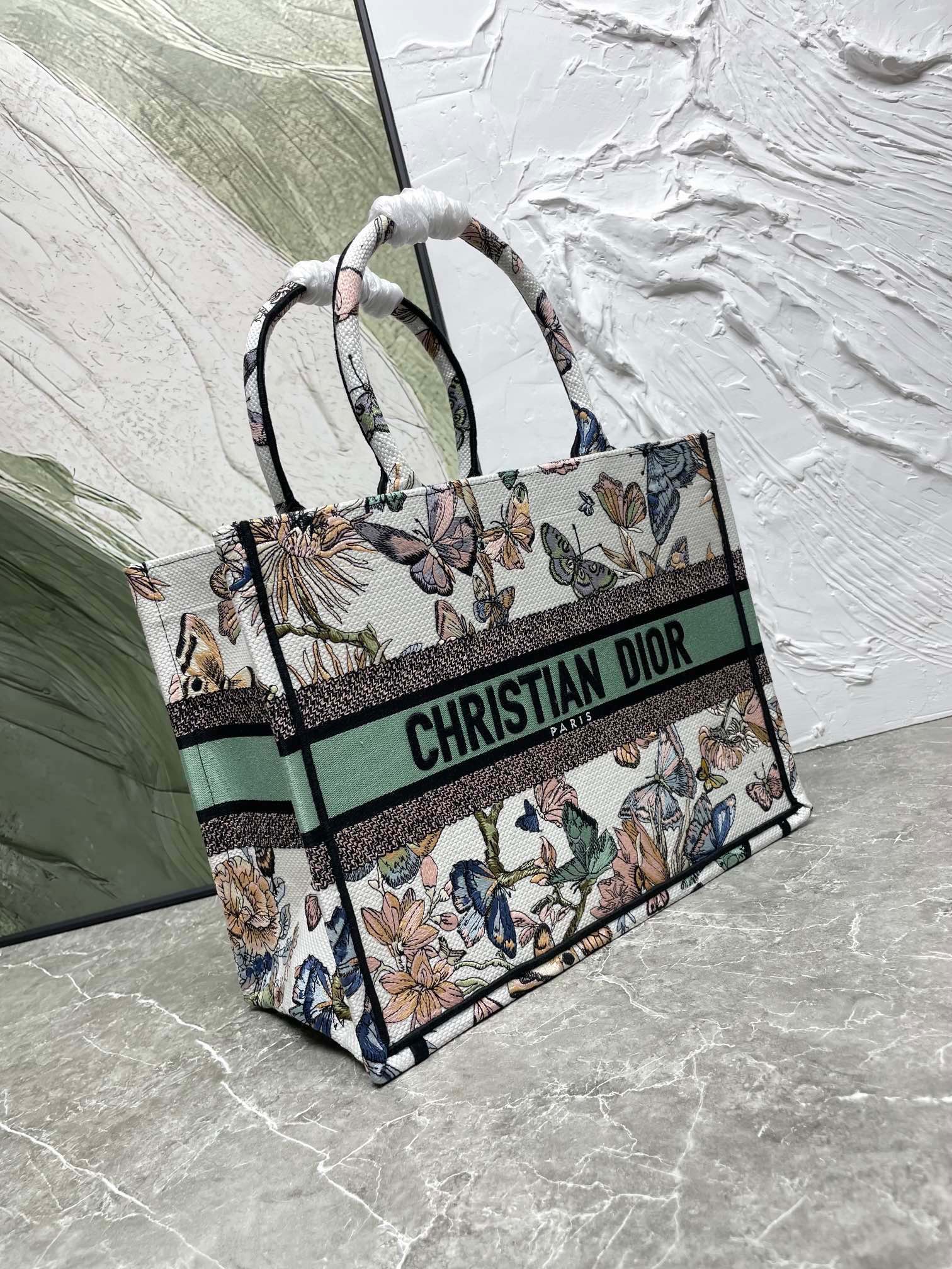 织带蝴蝶中号Book Tote 手袋由 Dior 女装创意总监玛丽亚·嘉茜娅·蔻丽 (Maria Gra 织带蝴蝶中号Book Tote 手袋由 Dior 女装创意总监玛丽亚·嘉茜娅·蔻丽 (Maria Gra