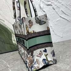 织带蝴蝶中号Book Tote 手袋由 Dior 女装创意总监玛丽亚·嘉茜娅·蔻丽 (Maria Gra 织带蝴蝶中号Book Tote 手袋由 Dior 女装创意总监玛丽亚·嘉茜娅·蔻丽 (Maria Gra