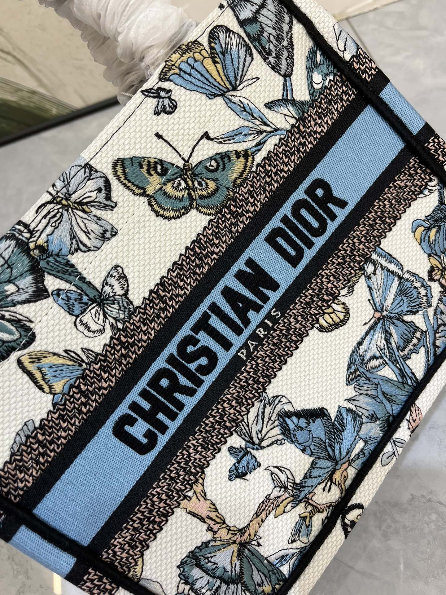 织带蝴蝶小号Book Tote 手袋由 Dior 女装创意总监玛丽亚·嘉茜娅·蔻丽 (Maria Gra